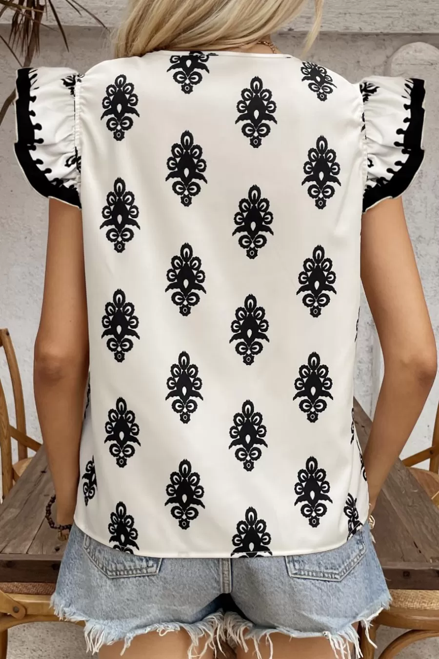 Cupshe T-Shirt & Débardeur | Chemise & Blouse*Haut Et Noir Avec Manches à Volants Et Col En V Beige