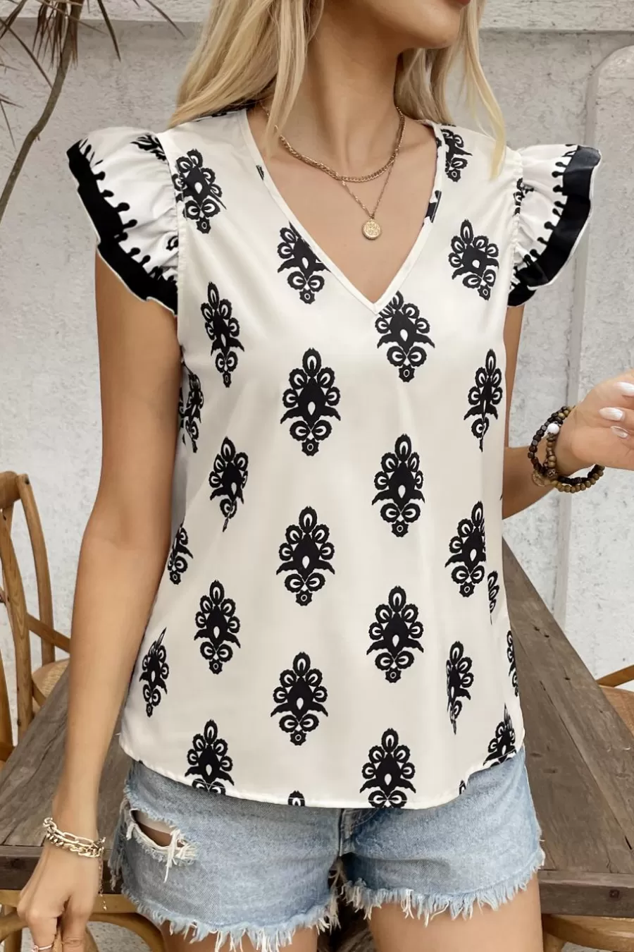Cupshe T-Shirt & Débardeur | Chemise & Blouse*Haut Et Noir Avec Manches à Volants Et Col En V Beige