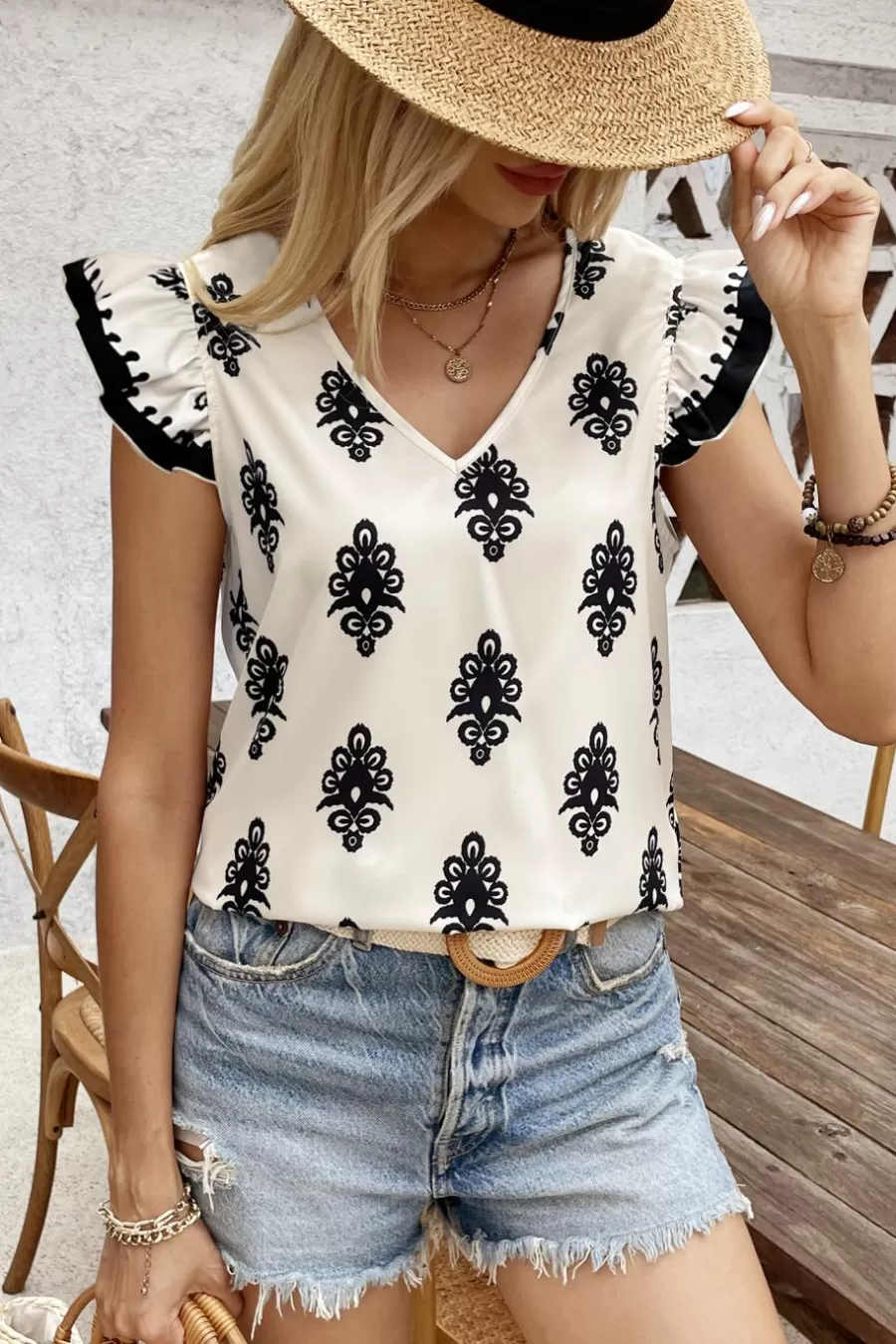 Cupshe T-Shirt & Débardeur | Chemise & Blouse*Haut Et Noir Avec Manches à Volants Et Col En V Beige