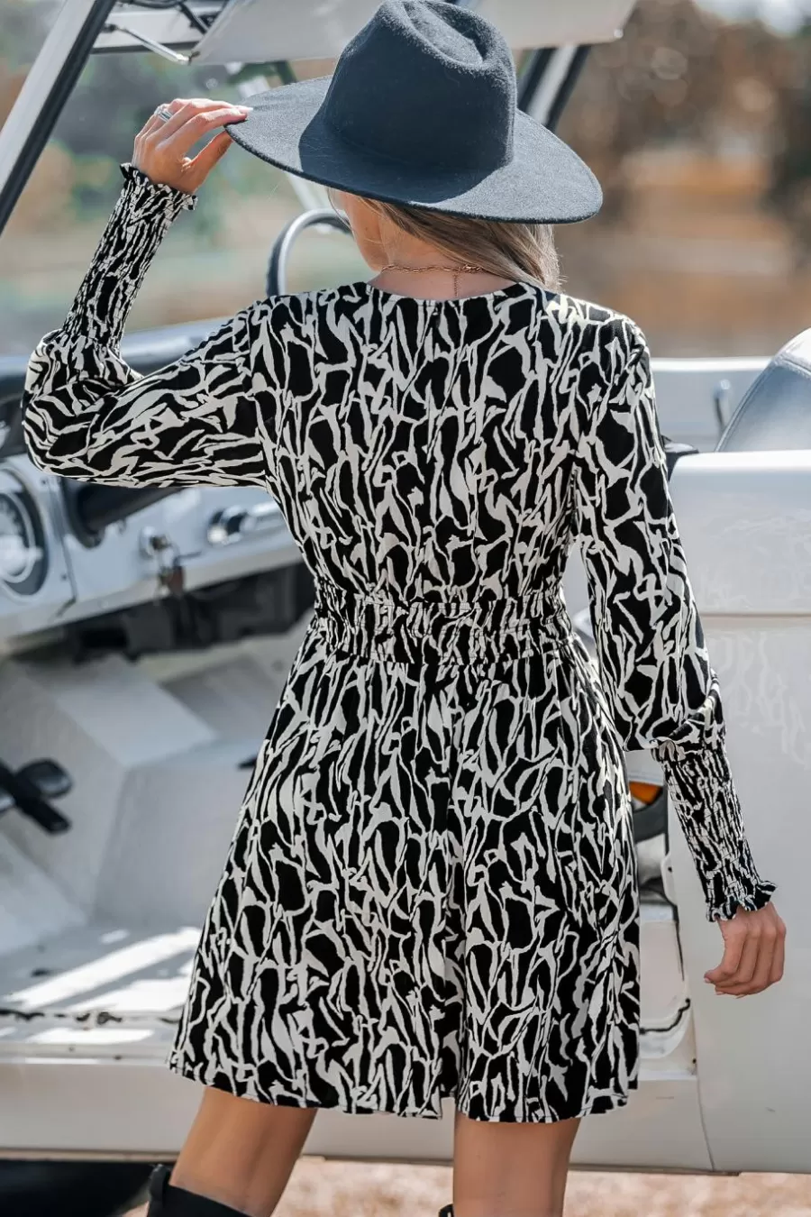 Cupshe Robe De Plage | Robe Courte*Robe Courte à Col En V Et Taille à Smocks Avec Manches Longues Noir